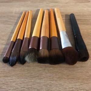Bundle makeup brushes